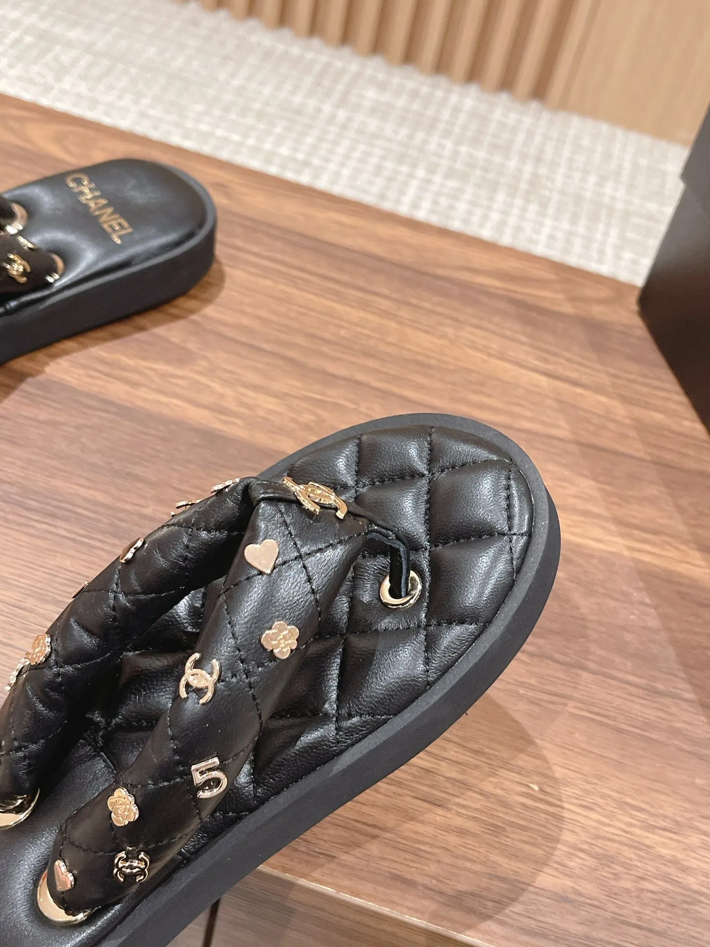 👟👟Ex-factory price 400👟👟 Women's Shoes Factory CHANEL Chanel's new 2023 early spring flip-flops, a spring must-have, goddess series, with the elegant and ladylike temperament of the Chan family, super durable and irresistible.  Made of original imported top-grade sheepskin material, original molded hardware buckle #electric embroidery. The midsole is wrapped with imported sheepskin, which is soft and comfortable. Original molded lightweight and wear-resistant velvet outsole Size: 35-40M